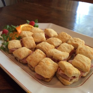 mini biscuits with ham